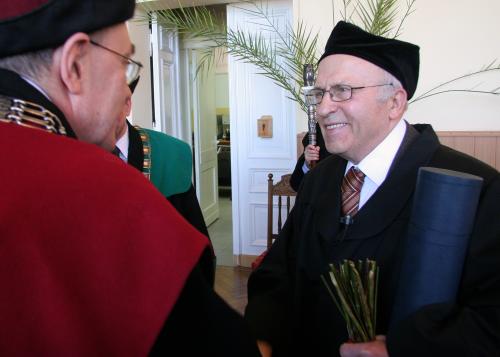 Prof. dr hab. inż. Ryszard Sikora przyjmuje gratulacje od Rektora ZUT w Szczecinie