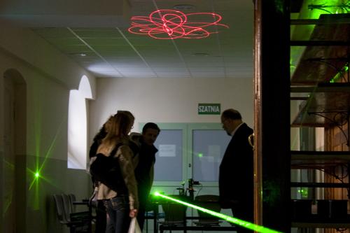 Stanowisko wystawowe z laserami