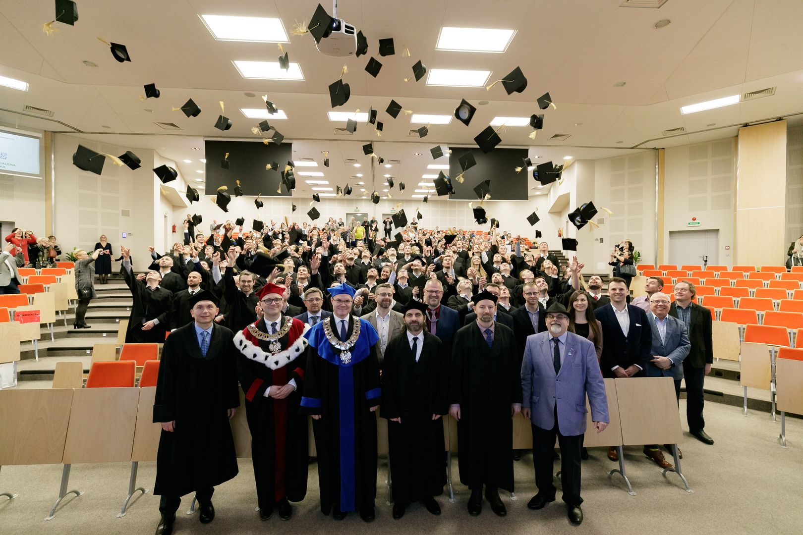 Zdjęcie grupowe absolwentów z władzami ZUT i Wydziału, nauczycielami i zaproszonymi gośćmi