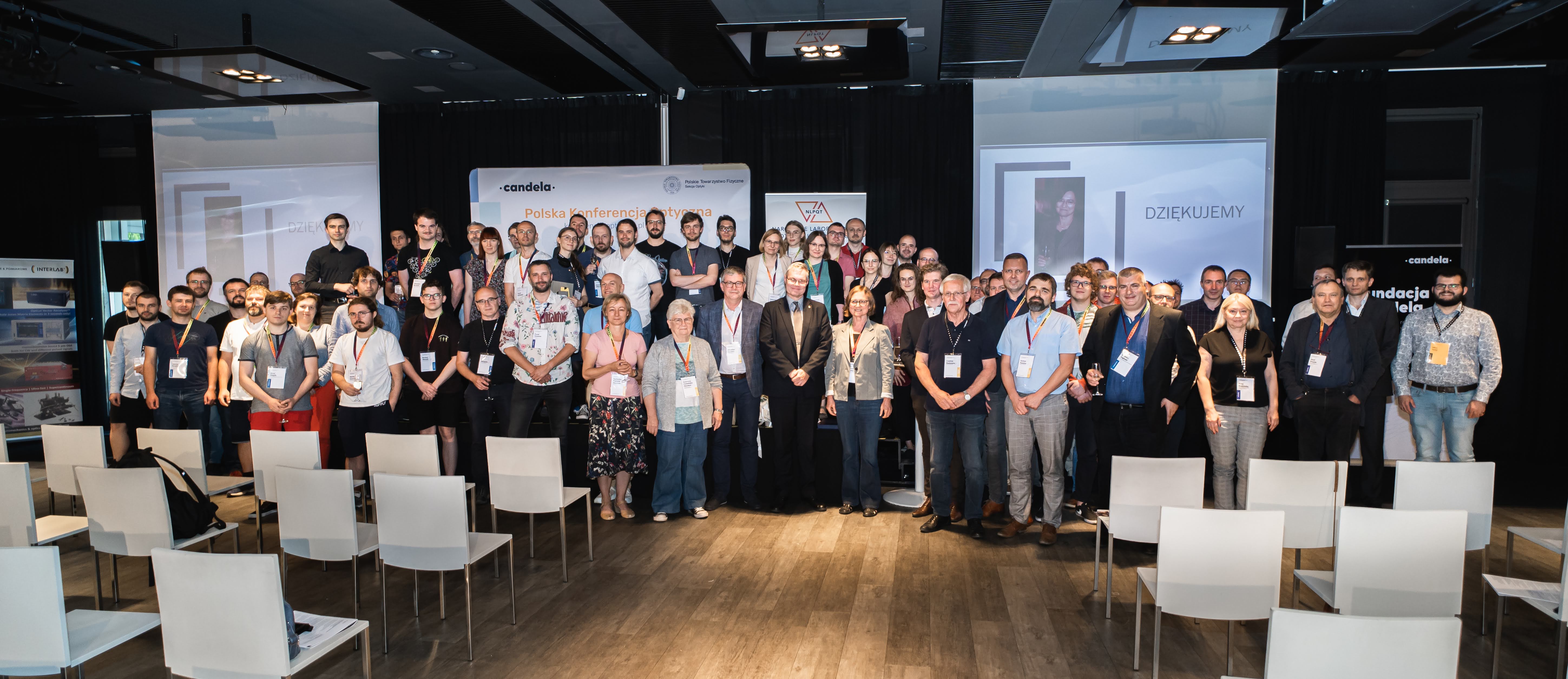 Uczestnicy Polskiej Konferencji Optycznej na scenie - zdjęcie grupowe