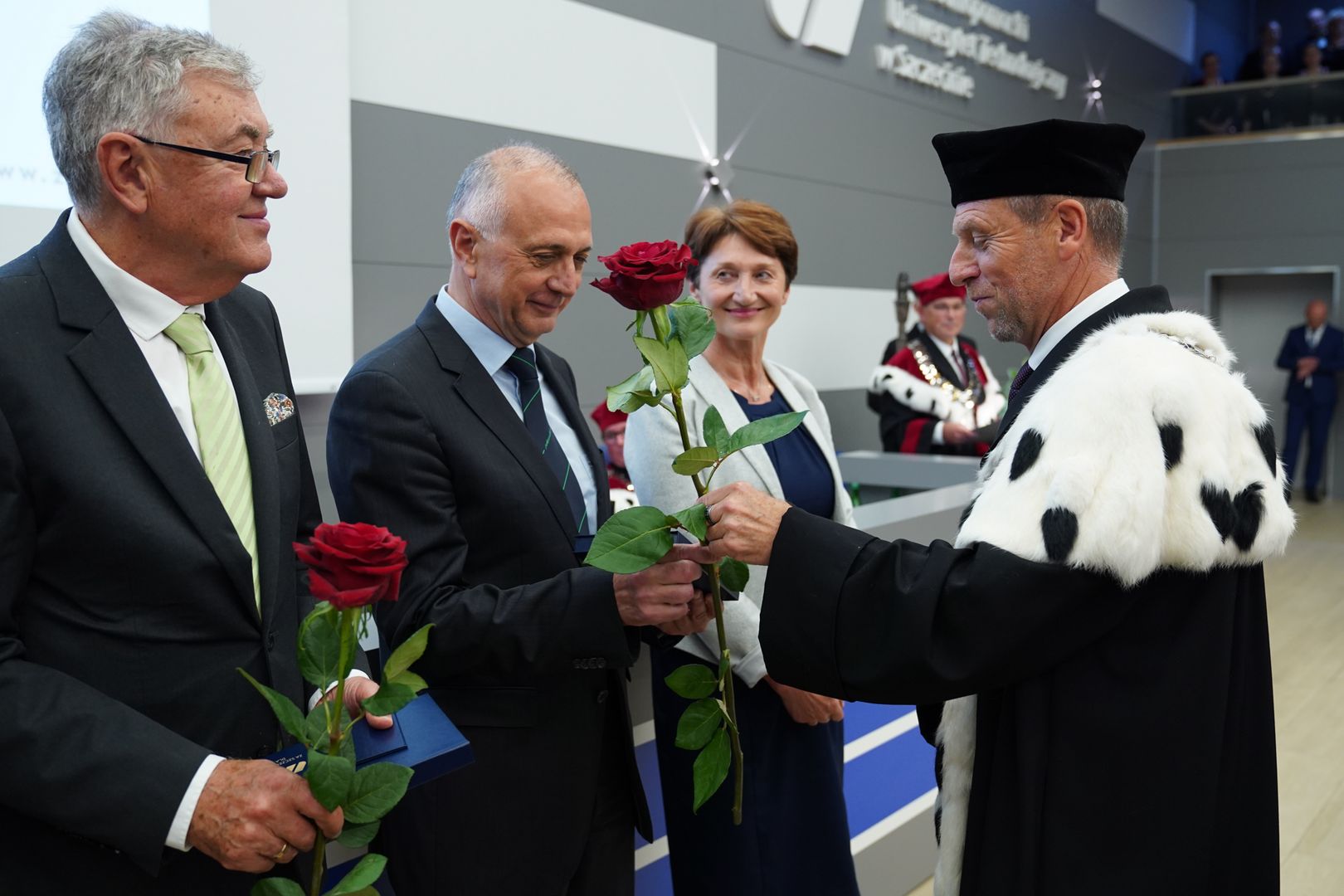 Rektor ZUT, dr hab. inż. Jacek Wróbel, prof. ZUT wręcza czerwoną różę profesorowi Pałce