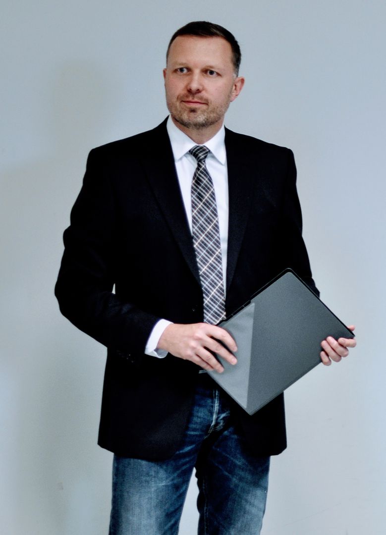 Zdjęcie przedstawia doktora habilitowanego inżyniera Andrzeja Ziółkowskiego