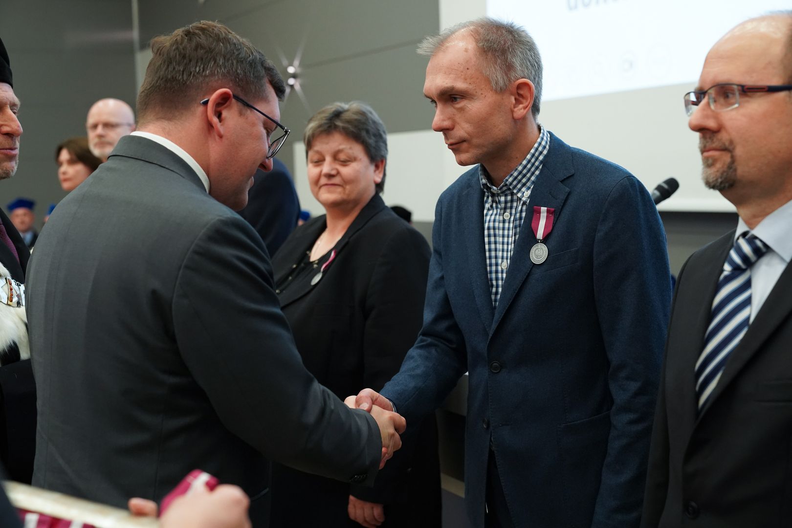 dr hab. inż. Paweł Dworak, prof. ZUT odbiera medal