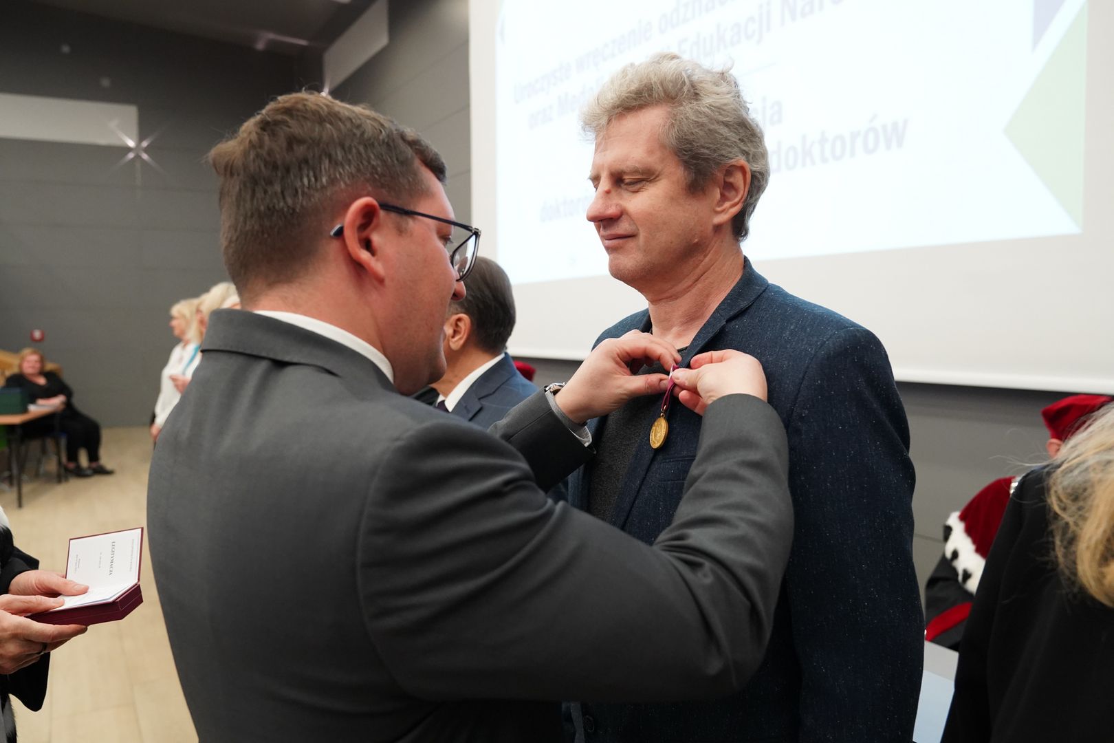 dr inż. Piotr Lech odbiera medal