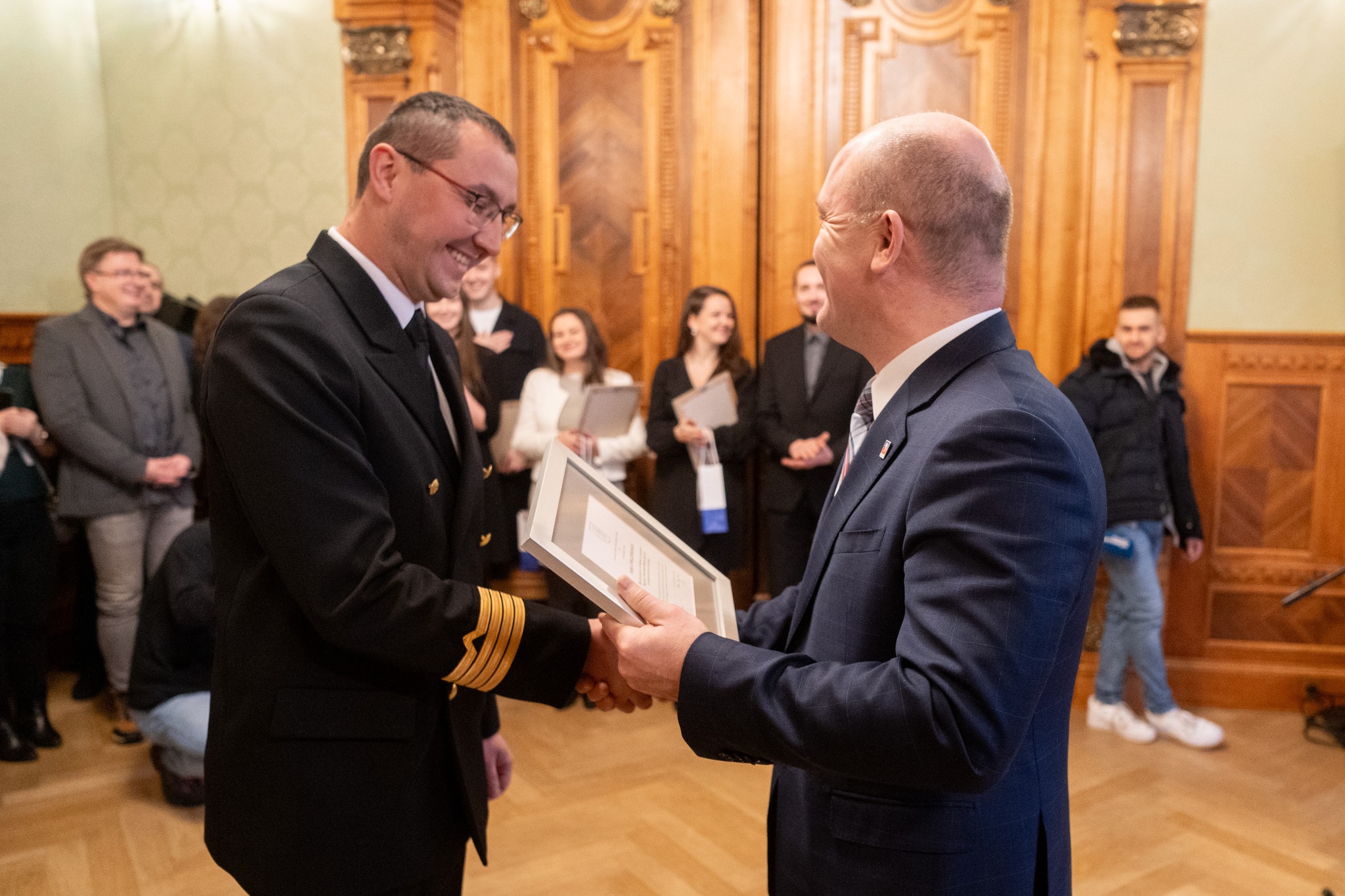 Paweł Prajzdendanc odbierający nagrodę Prezydenta Miasta Szczecin