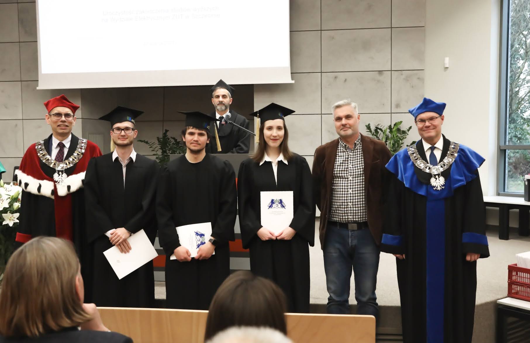 Zdjęcie z uroczystości zakończenia studiów