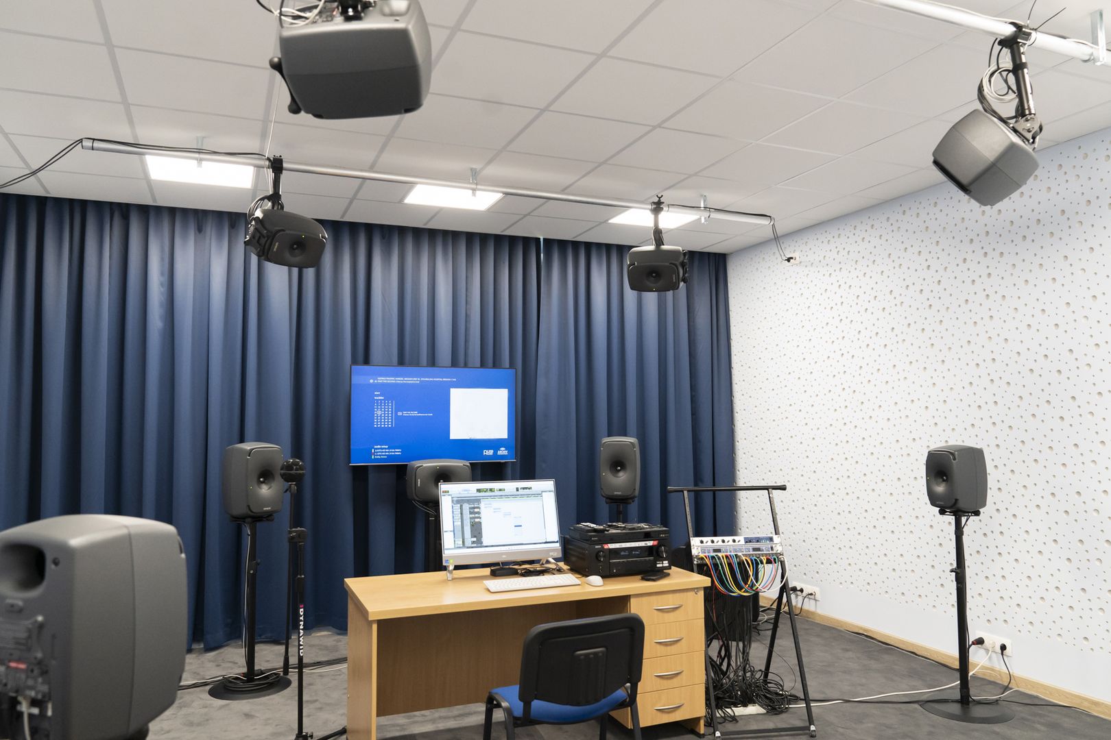 Zdjęcie laboratorium dźwięku immersyjnego