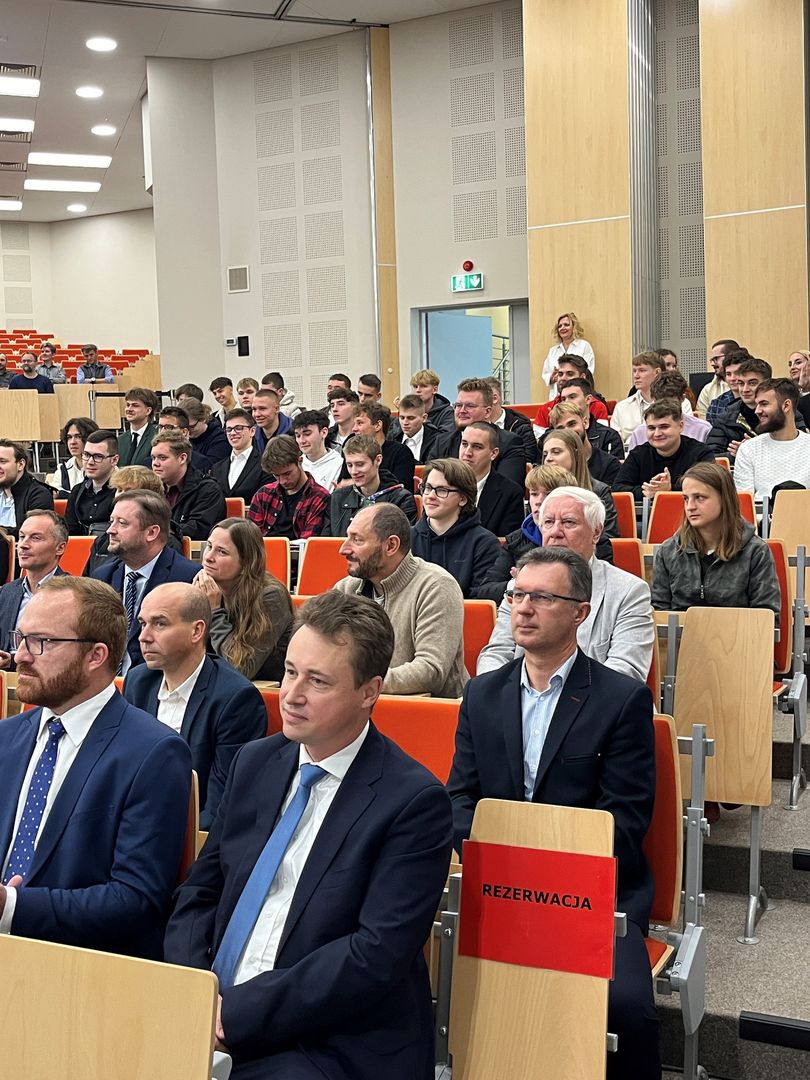 Pracownicy Wydziału, zaproszeni Goście i już od chwili studenci WE