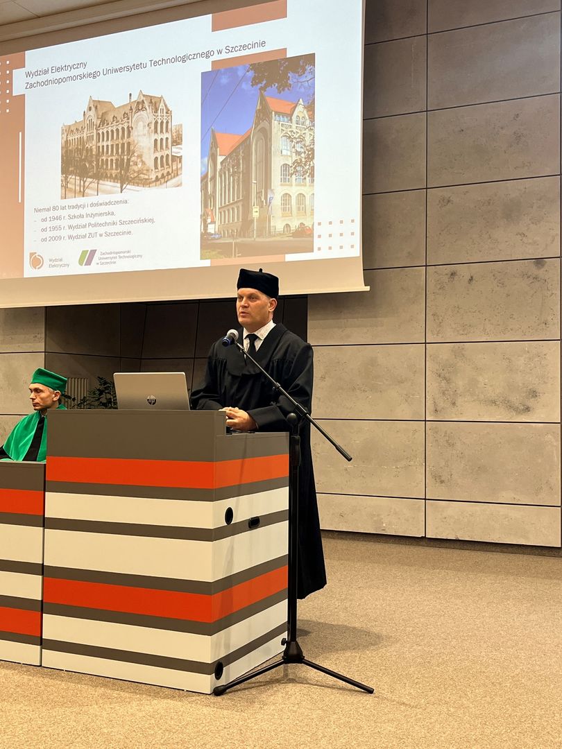 Prodziekan ds. organizacji i rozwoju dr hab. inż. Marcin Wardach, prof. ZUT przybliża studentom Wydział Elektryczny