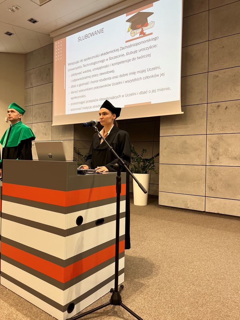 Prodziekanka ds. studenckich i kształcenia dr inż. Katarzyna Trela przeprowadza ślubowanie kandydatów