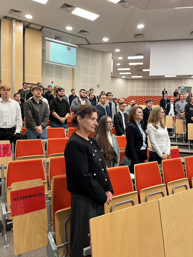 Pracownice Dziekanatu oraz studenci I roku S1 Wydziału Elektrycznego