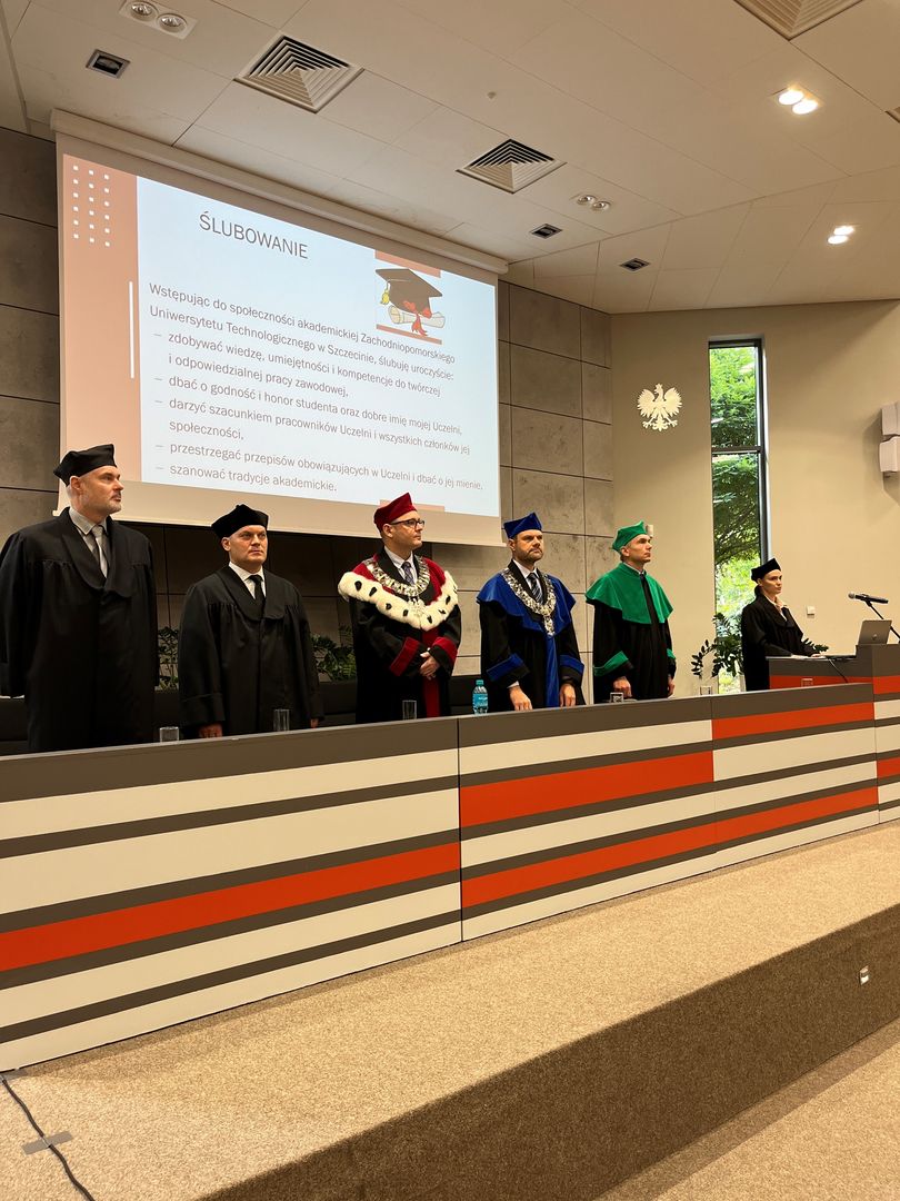 Prorektor ZUT dr hab. inż. Krzysztof Pietrusewicz oraz Dziekani WE przyjmują ślubowanie kandydatów.