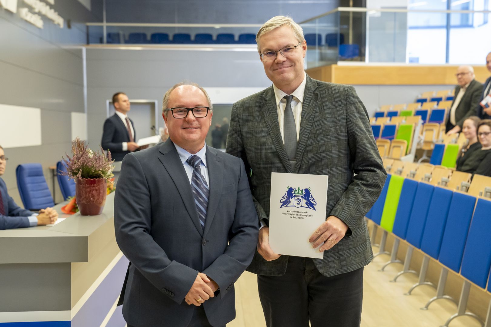Rektor Zachodniopomorskiego Uniwersytetu Technologicznego w Szczecine, prof. dr hab. inż. Arkadiusz Terman z prof. dr hab. inż. Krzysztofem Okarmą