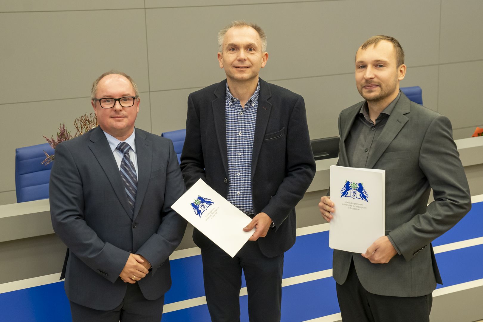 Rektor Zachodniopomorskiego Uniwersytetu Technologicznego w Szczecine, prof. dr hab. inż. Arkadiusz Terman z dr hab. inż. Pawłem Dworakiem, prof. ZUT oraz mgr inż. Danielem Figurowskim