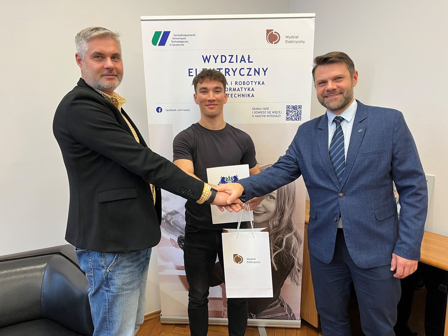 Dziekan WE dr hab inż. Grzegorz Psuj, prof. ZUT, prodziekan dr inż. Krzysztof Jaroszewski, prof. ZUT oraz Michał Kwiatkowski