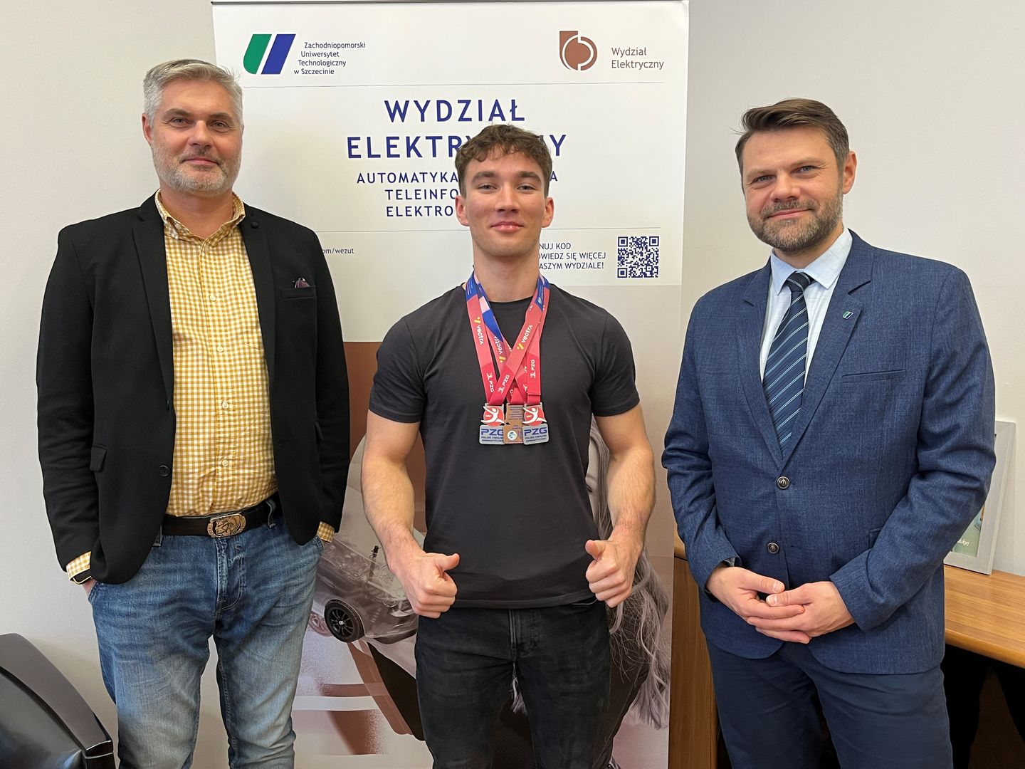 Dziekan WE dr hab inż. Grzegorz Psuj, prof. ZUT, prodziekan dr inż. Krzysztof Jaroszewski, prof. ZUT oraz Michał Kwiatkowski