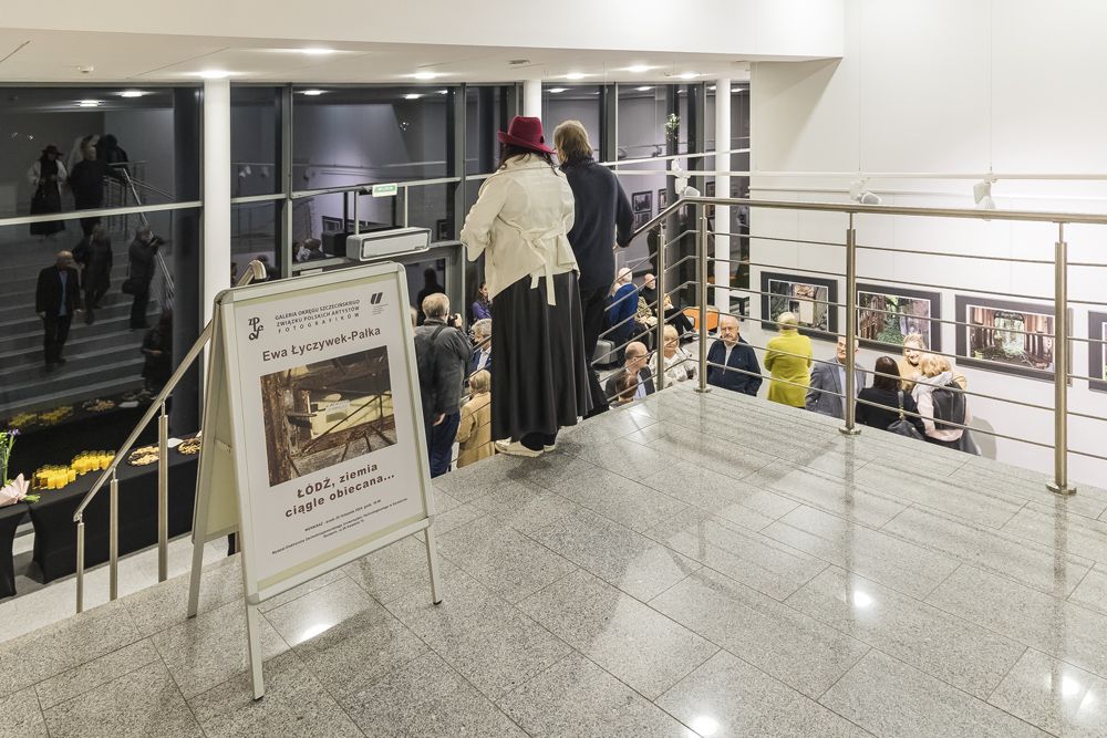 Zdjęcie uczestników wernisażu