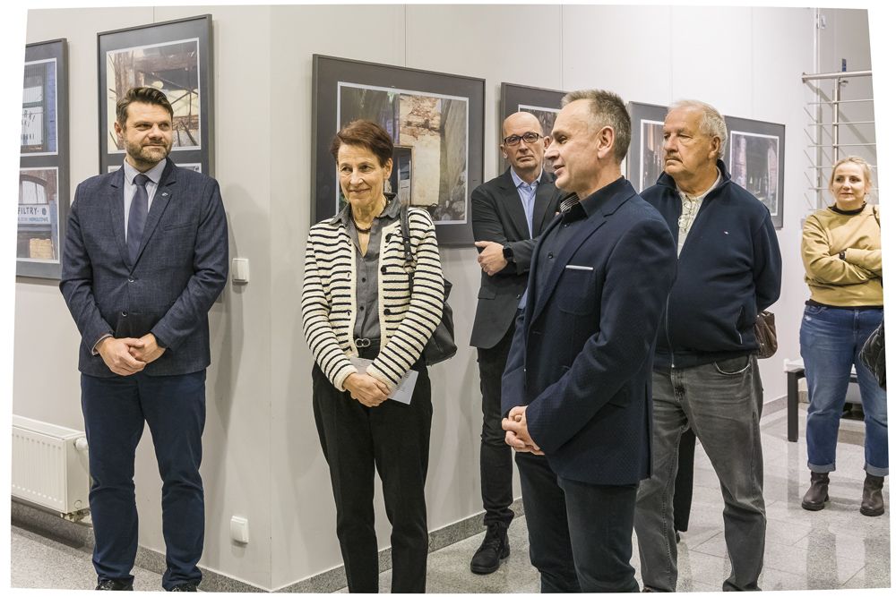 Zdjęcie uczestników wernisażu