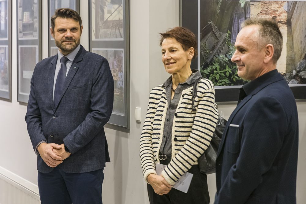 Zdjęcie uczestników wernisażu