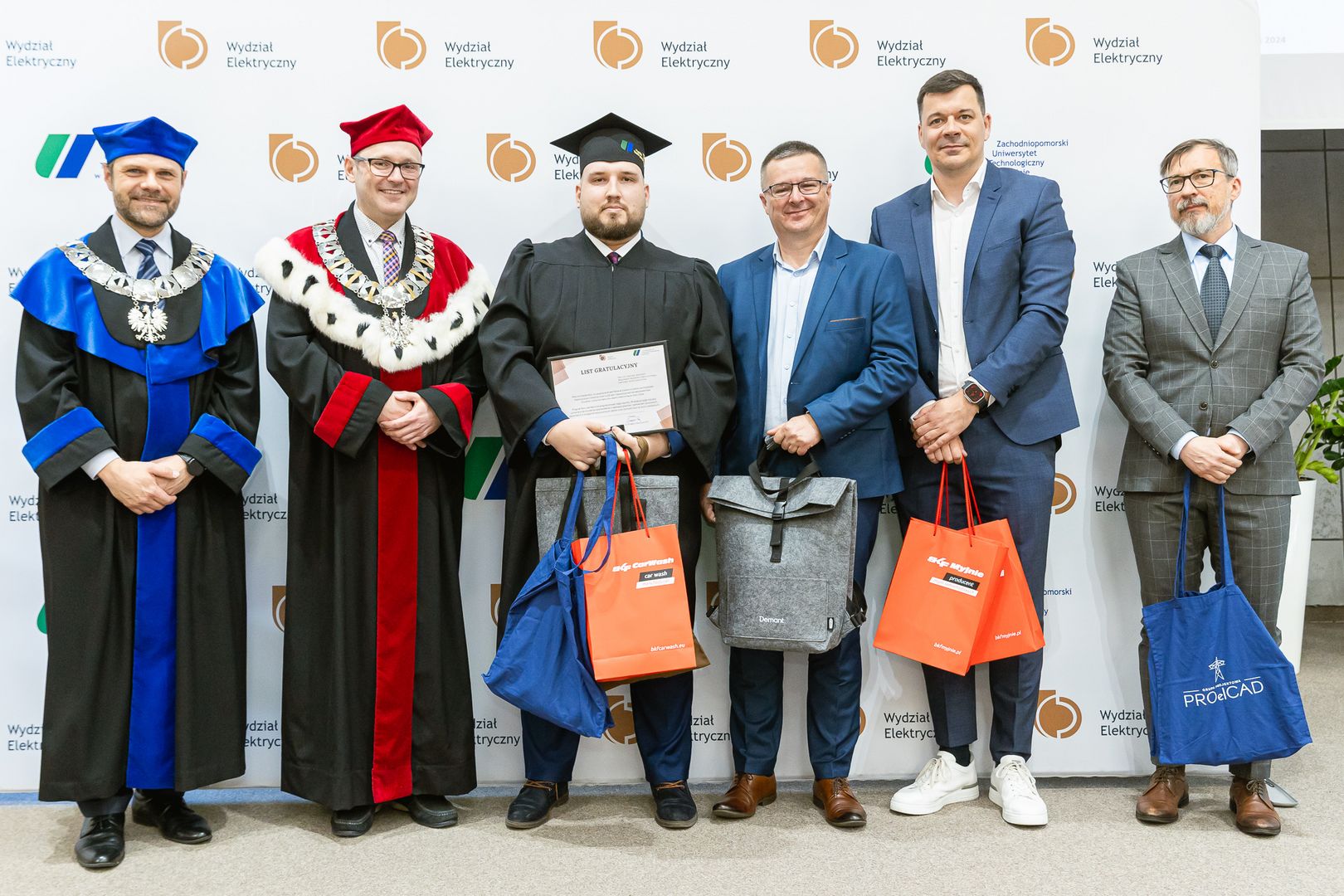 Nagrodzony Absolwent wraz z Rektorem, Dziekanem oraz Sponsorami
