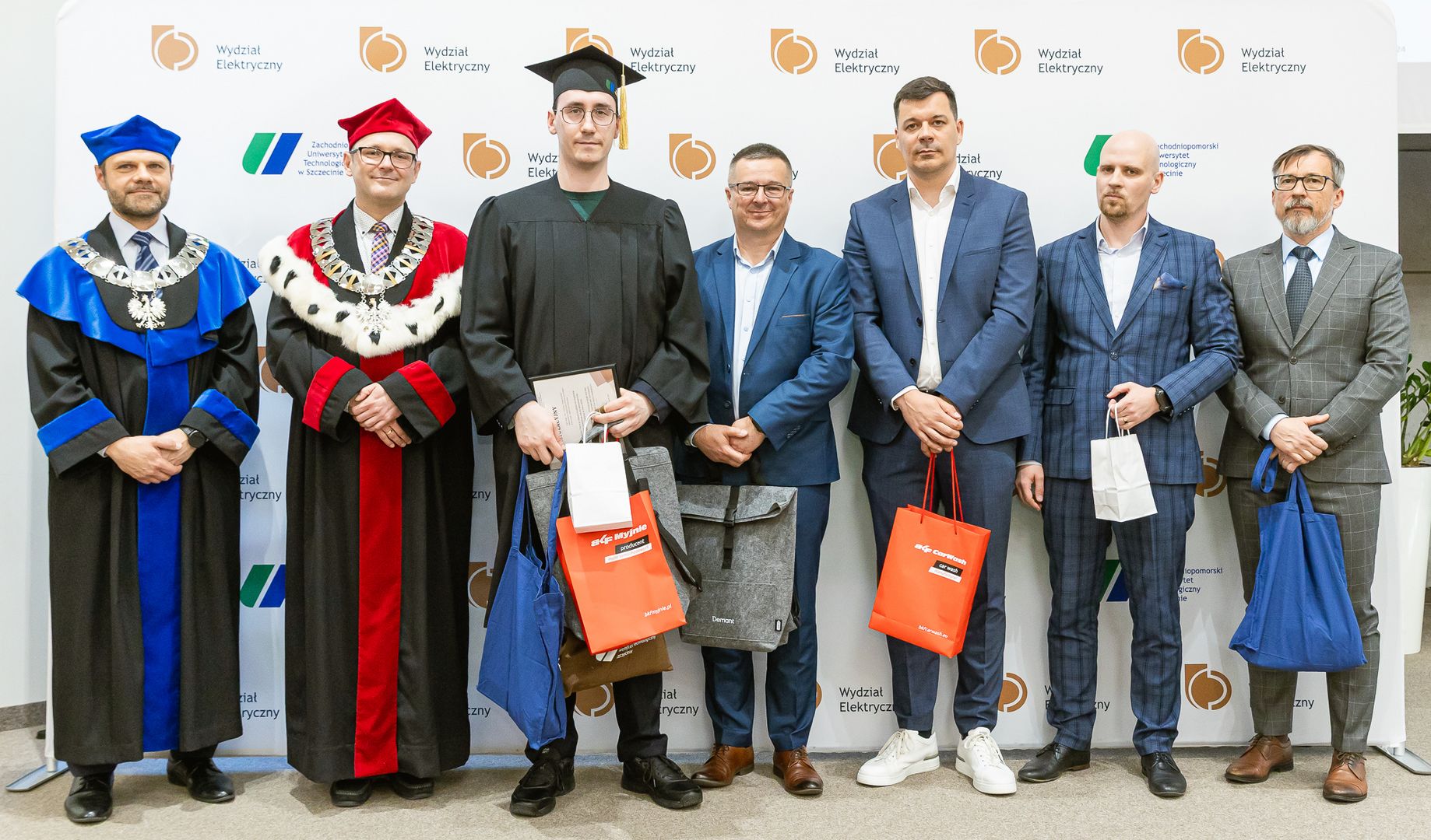 Nagrodzony Absolwent wraz z Rektorem, Dziekanem i Sponsorami nagród