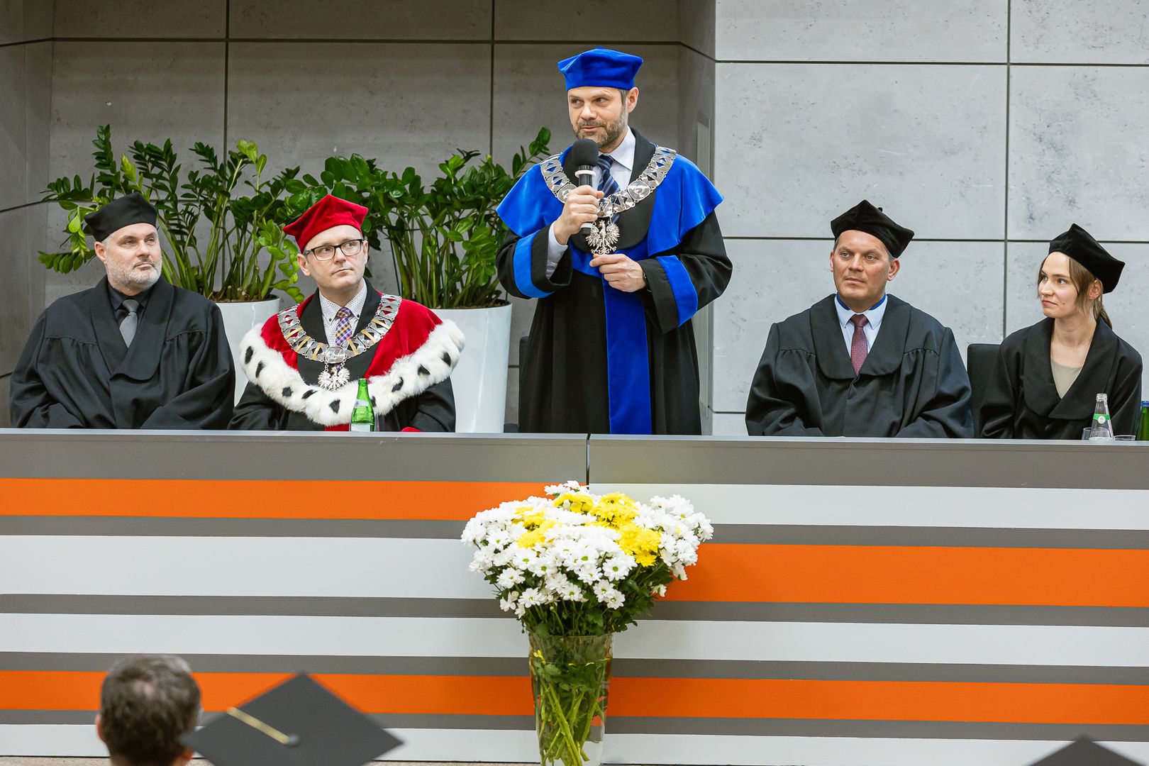 Przemawia Dziekan WE, dr hab. inż. Grzegorz Psuj, prof. ZUT w otoczeniu Rektora i Prodziekanów Wydziału
