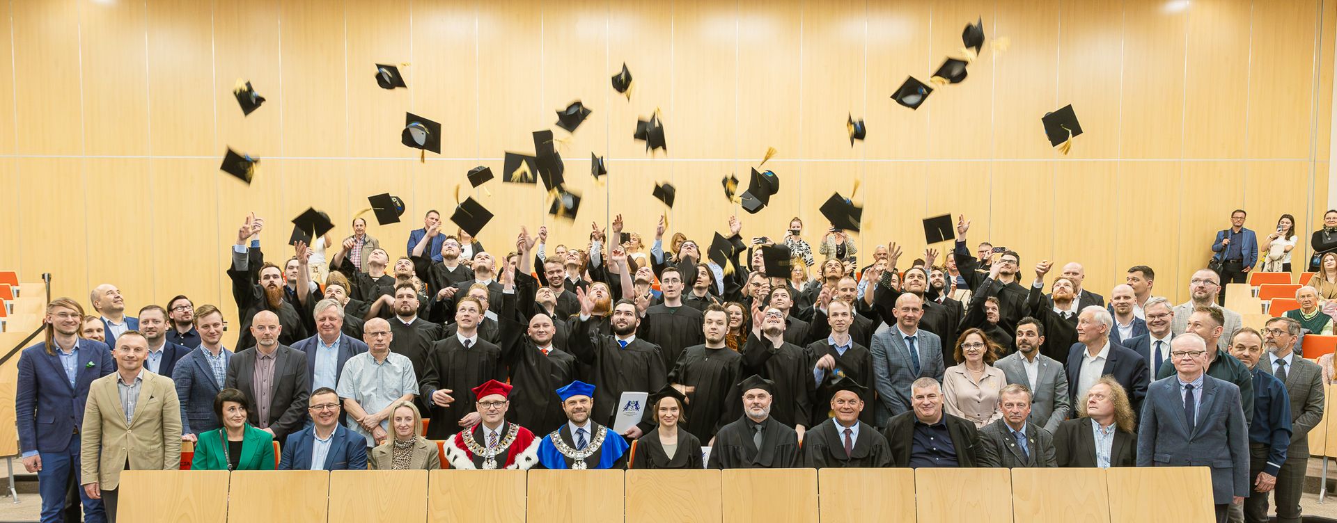 Zdjęcie grupowe - absolwenci rzucają birety