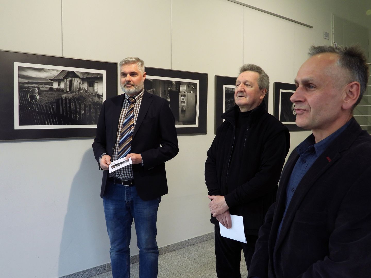 Prodziekan ds. studenckich i kształcenia Wydziału Elektrycznego dr inż. Krzysztof Jaroszewski, prof. ZUT, Prezes szczecińskiego oddziału ZPAF Sebastian Dziekoński oraz autor fotografii – Zbigniew Podsiadło