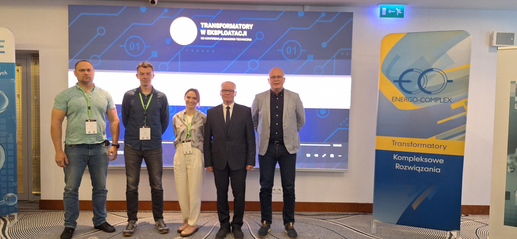 Na zdjęciu od lewej: dr inż. Andrzej Mrozik, dr hab. inż. Szymon Banaszak, dr inż. Katarzyna Trela, dr hab. inż Eugeniusz Kornatowski, prof. ZUT oraz prezes zarządu Energo-Complex Marek Szrot